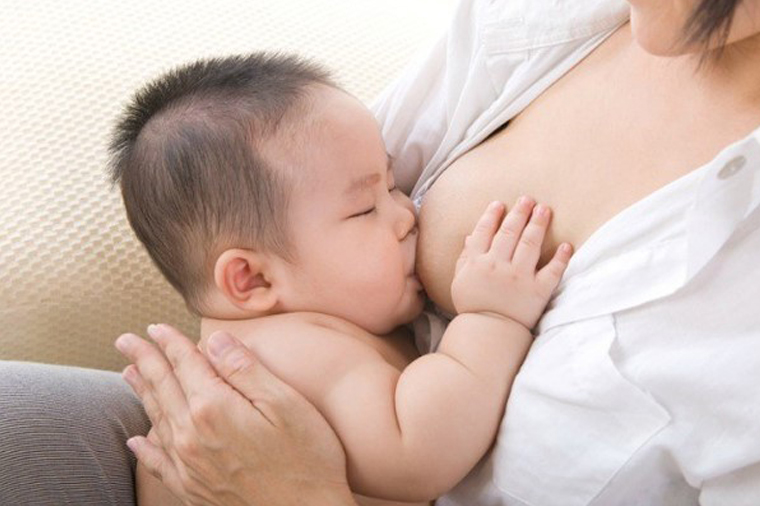 Sữa mẹ loãng là hiện tượng bình thường do hoạt động tiết sữa của tuyến sữa