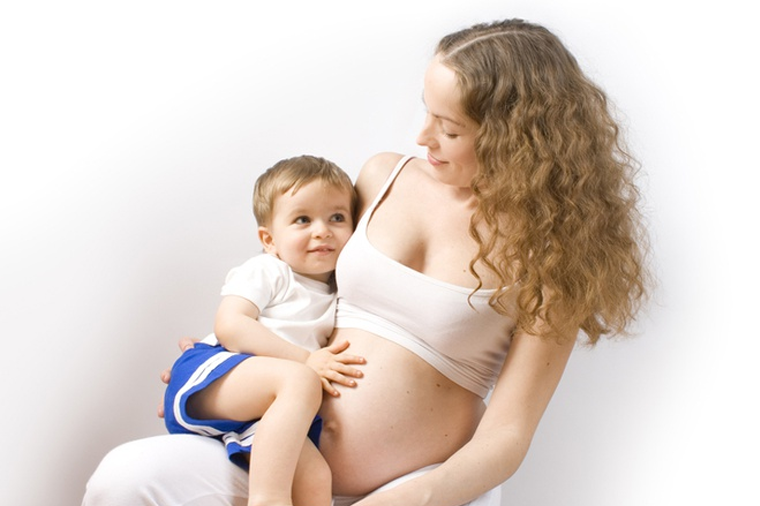 Nhiều người lo rằng bé bú trong lúc vẫn đang mang thai sẽ khiến cho tử cung bị co bóp, ảnh hưởng đến bé trong bụng
