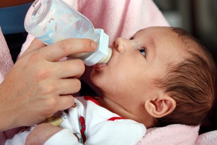 Hiện tượng bé có thể bú cạn bình sữa sau khi bú mẹ có thể là do phản xạ bú mút