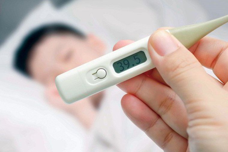 Sau khi tiêm chủng nếu trẻ bị sốt cao (trên 39°C) mẹ cần nhanh chóng đưa bé tới Bác sĩ