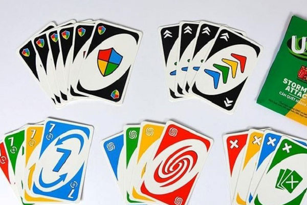 Bài Uno với các lá bài đi kèm, không giới hạn người chơi