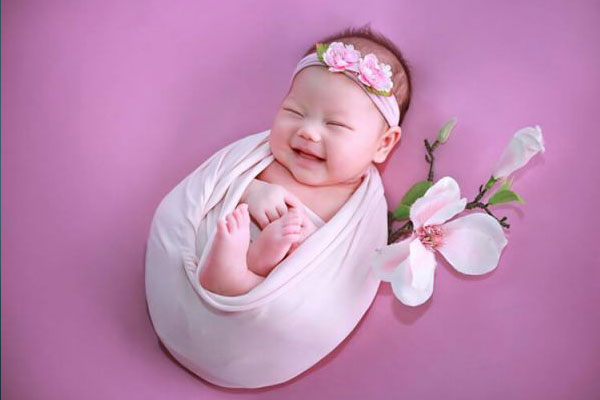 Hình ảnh em bé sơ sinh dễ thương