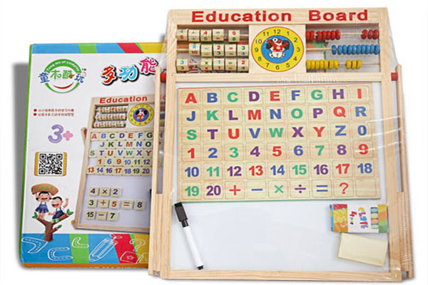 Bảng chữ cái nam châm thường được sử dụng để dạy bé học