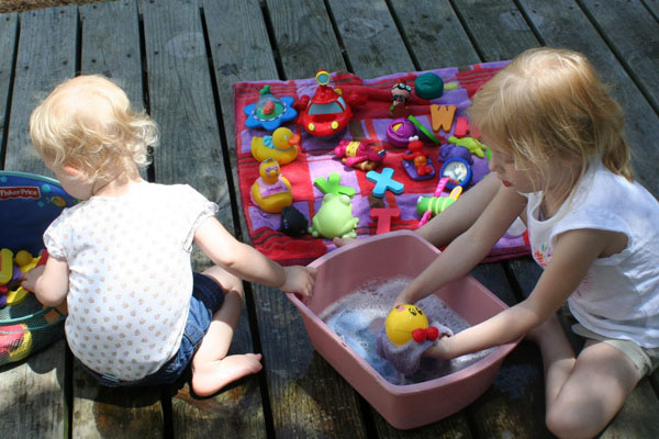 Những nguyên tắc mẹ cần biết khi vệ sinh đồ chơi cho bé