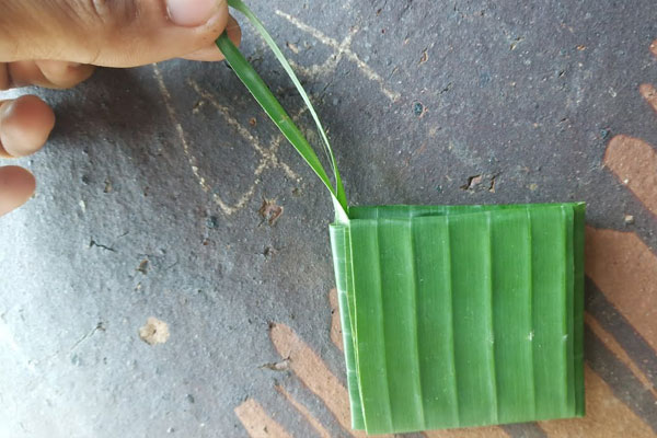 Cách làm đồ chơi Chiếc túi xách từ lá chuối đơn giản