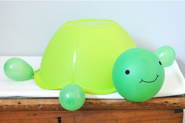 Đồ chơi con rùa làm từ bát nhựa và bóng bay siêu dễ thương